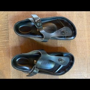 Birkenstock’s Women’s Gizeh Black Leather Sandals